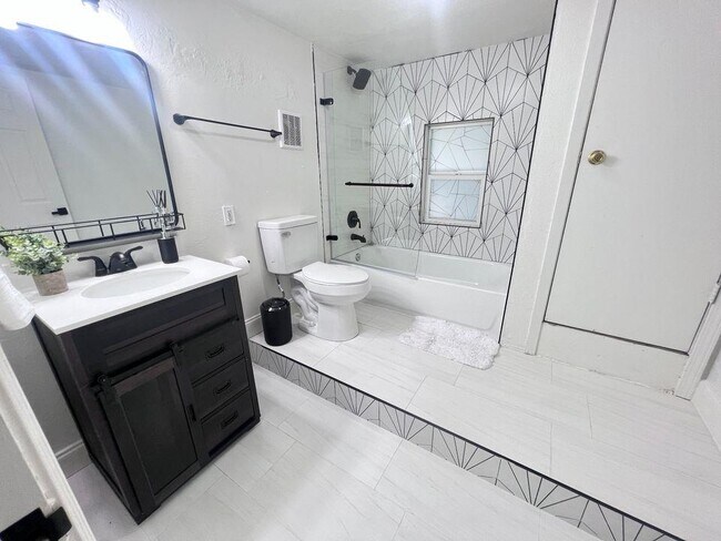 Building Photo - 3508 Clarkson Ave