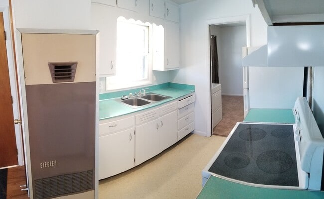 Building Photo - 429 E Pine St