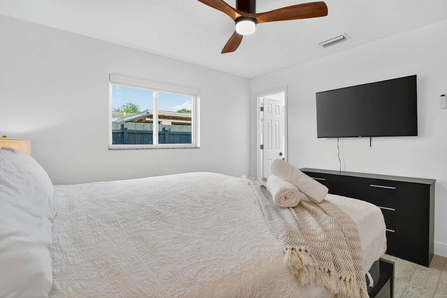 Building Photo - 6660 Custer St