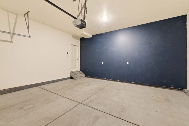 Building Photo - 3 Bedroom 2.5 Bathroom House With Great Vi...