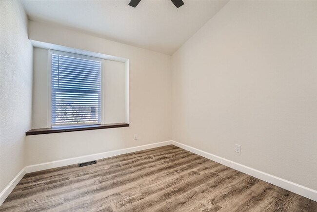 Building Photo - 5701 N Wagonwheel Trail
