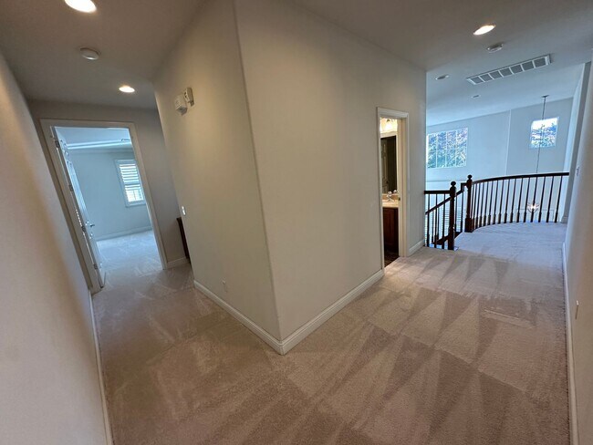 Building Photo - Beaitiful 4 Bedroom, 2.5 Bath Mountain Hou...