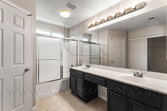 Building Photo - Large 4 Bed/3 Bath Home with an Incredible View!