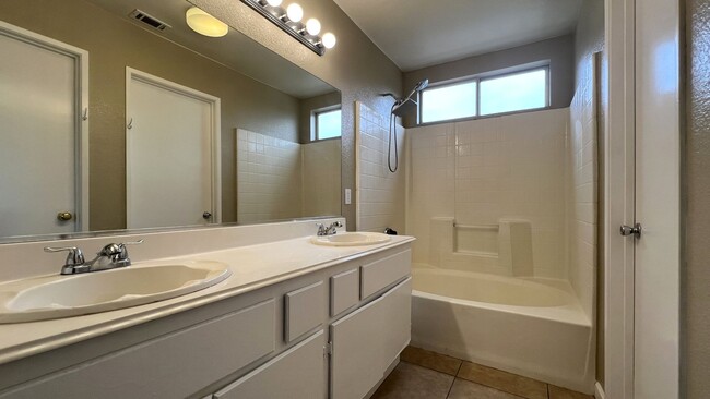 Building Photo - 4 Bed, 3 Bath Adelanto Home!!!