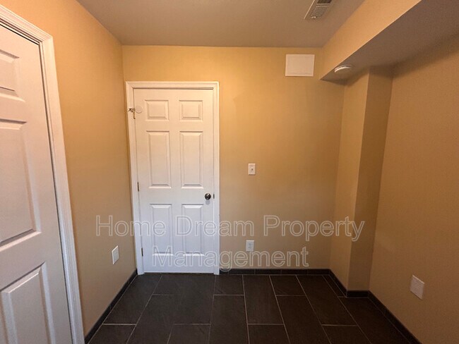 Building Photo - 836 Salem Dr