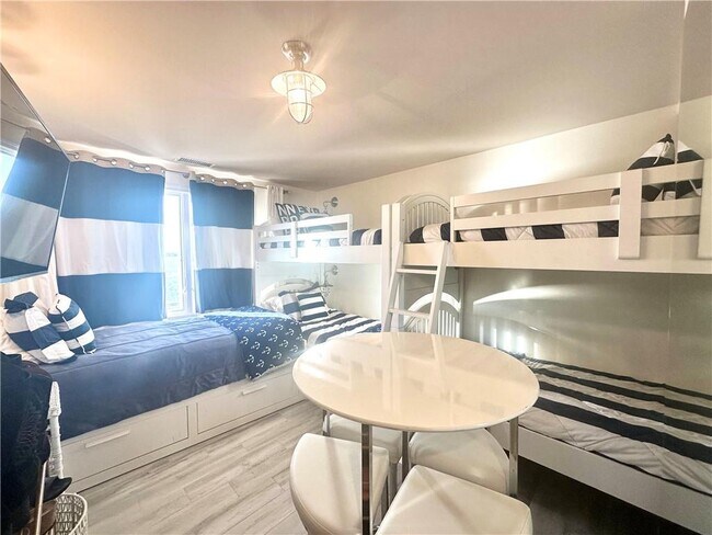 Building Photo - 312 America