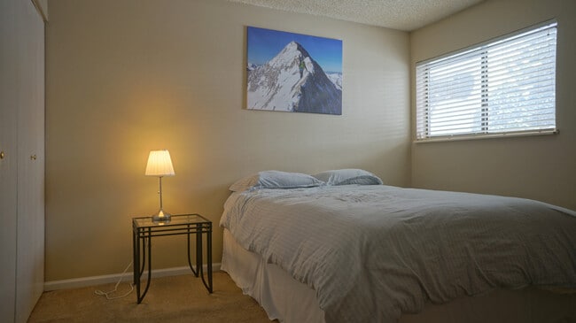 Building Photo - Comfy 2b/2ba with Outdoor Pool!