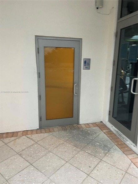 Building Photo - 100 Lincoln Rd