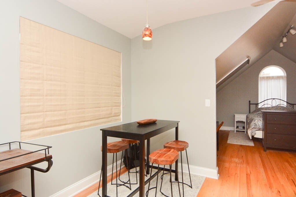 Building Photo - 947 N Winchester Ave