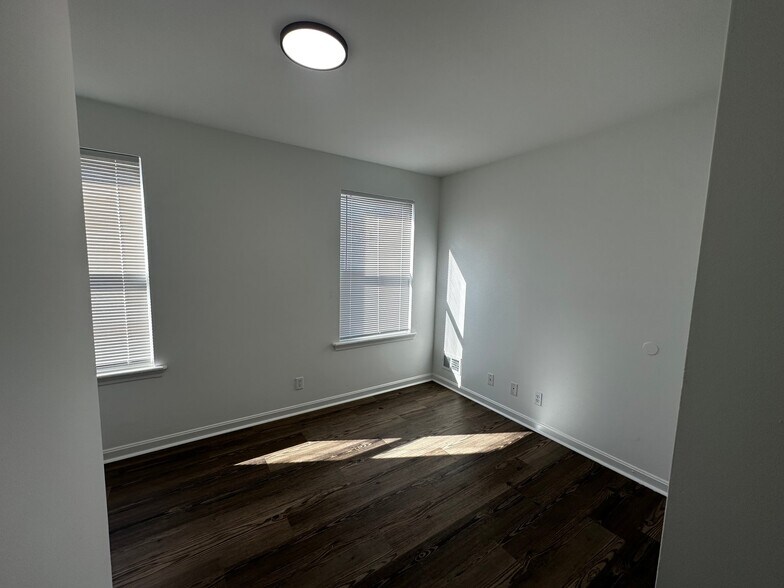 Building Photo - 937 S Clay St