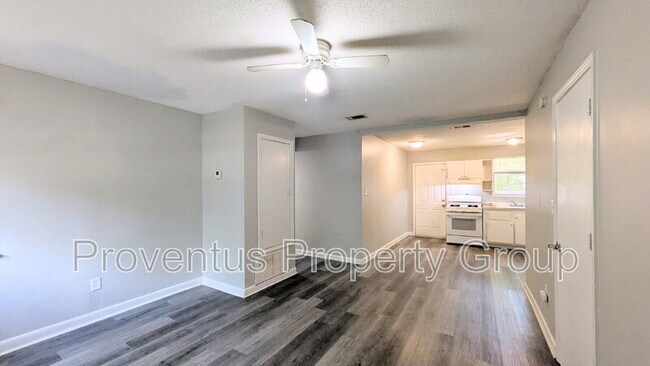 Building Photo - 4527 Versailles Dr