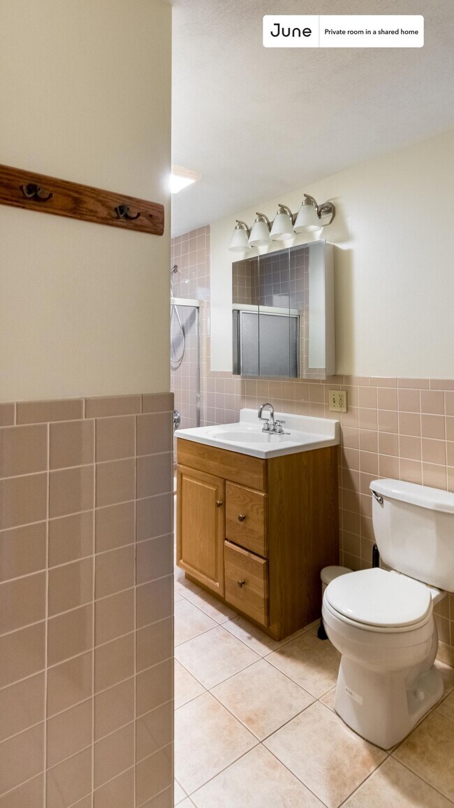 Building Photo - Room in Shared 5 bed/1 bath home