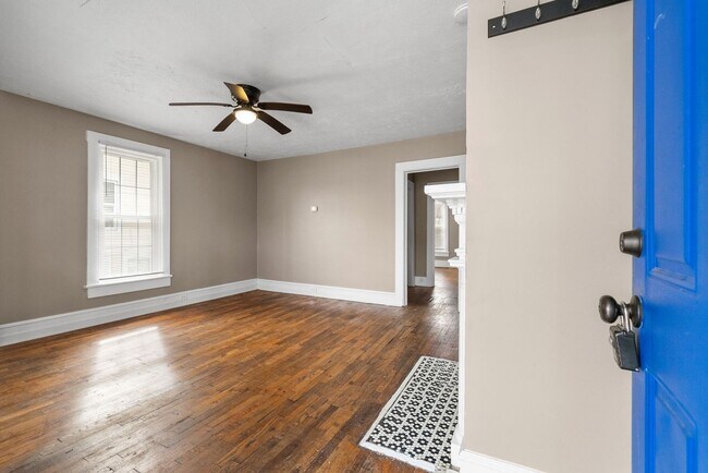 Building Photo - 2 Bedroom Pet Friendly Home For Rent Near APSU!