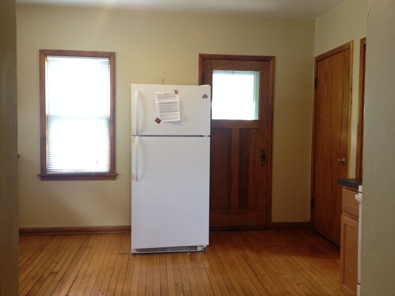 Building Photo - 2421 S Howell Ave