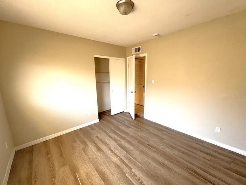 Building Photo - 4637 W Vista Ave