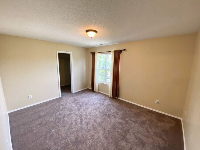 Building Photo - LOCATION IS KEY!!  4 Bedroom House in the ...
