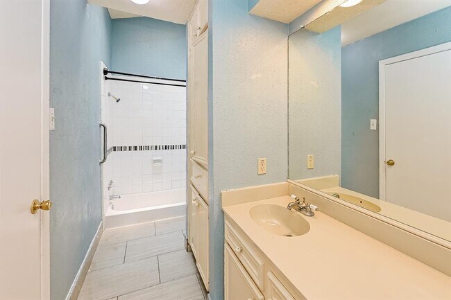 Building Photo - 14907 El Grande Dr