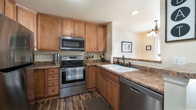 Building Photo - Fully Furnished Townhome in Park Haven Vil...