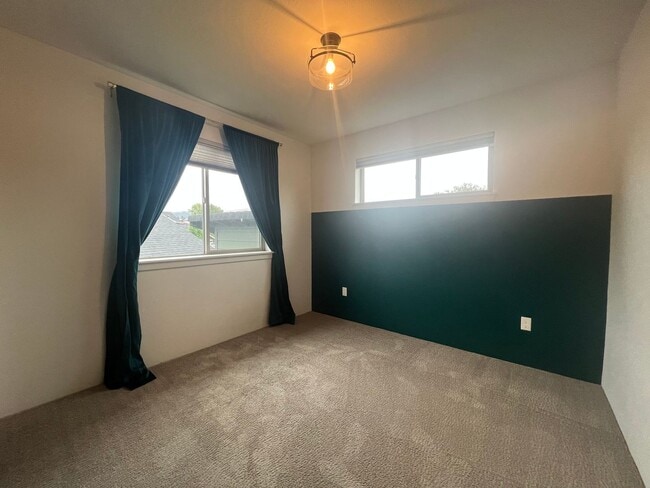 Building Photo - Contemporary 3/2.5 Talent home in Central Location | Available Now