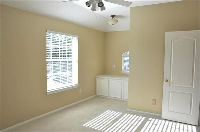 Building Photo - 5634 Heather Run Dr