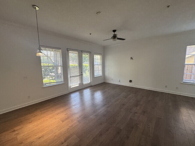 Building Photo - "Spacious 3-Bed Townhouse Retreat in Tampa's Heart - Modern Comforts Await!"