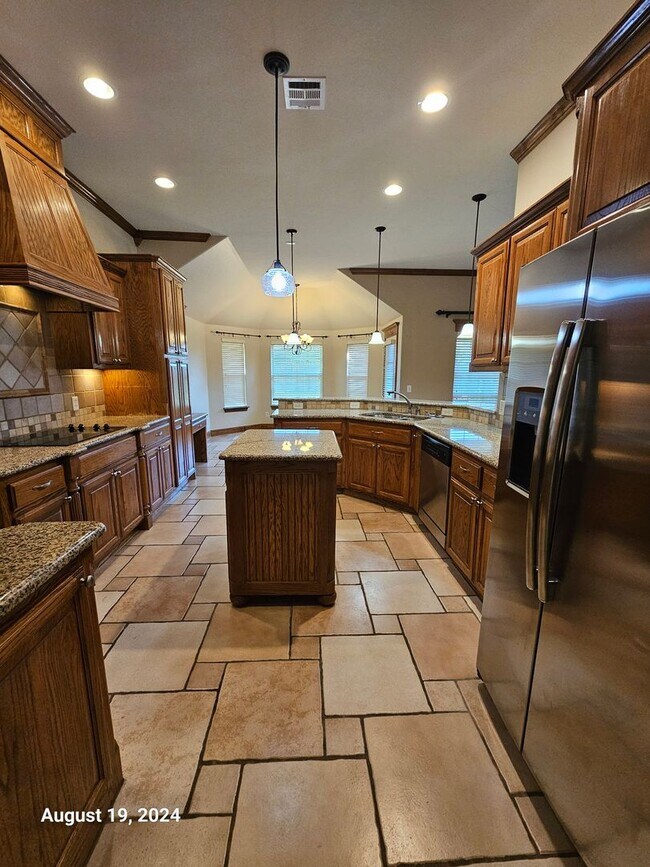 Building Photo - 3 (Bed)/2.5 (Bath) w/ Storm Shelter and Po...