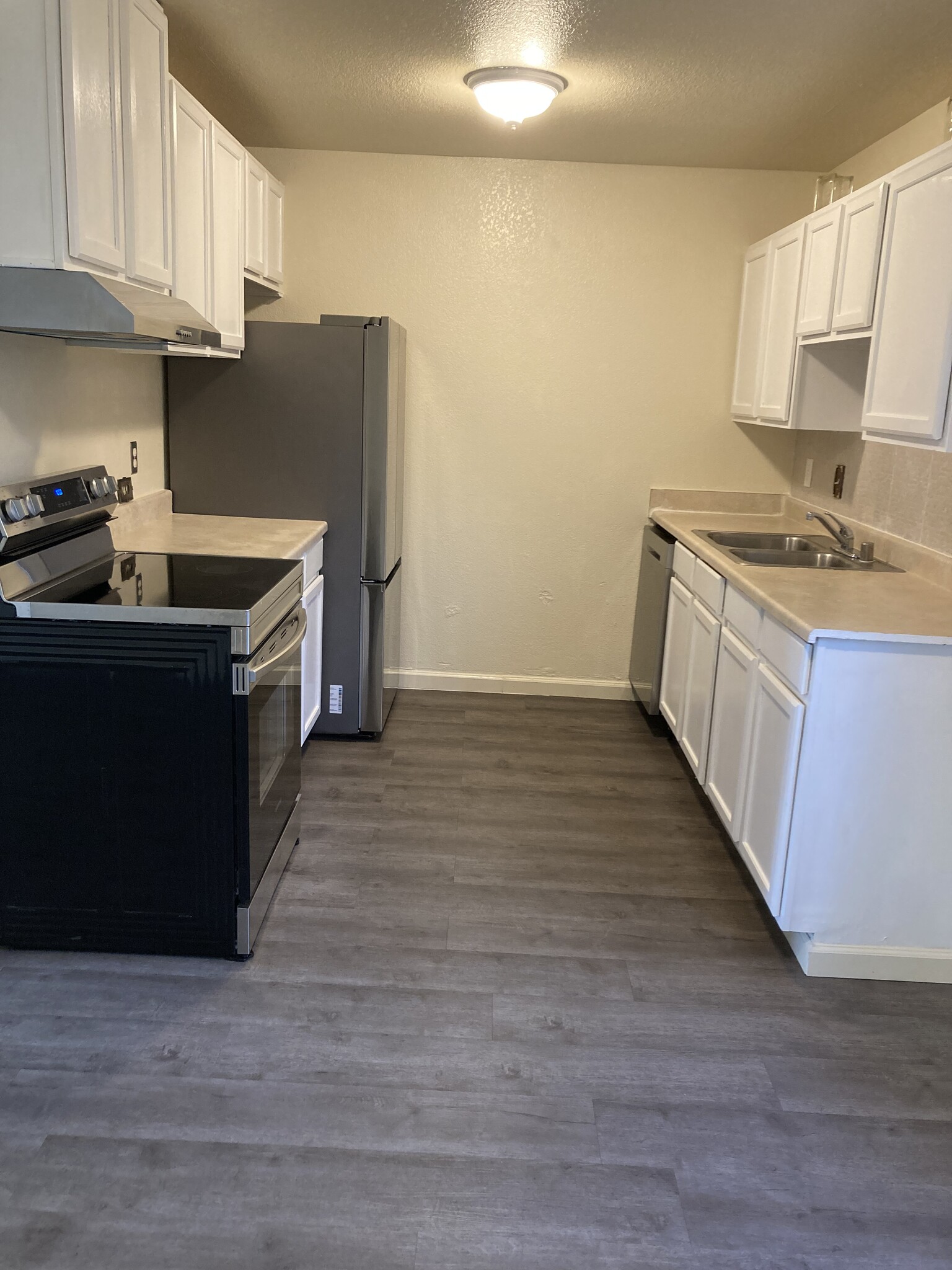 Building Photo - 106 E 6th St