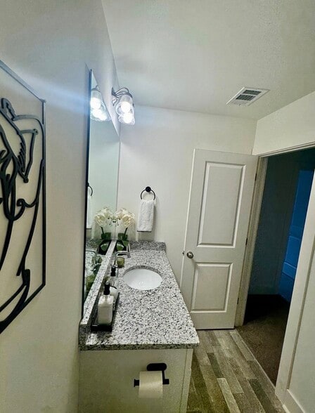 Guest bath - 5371 Radford Loop