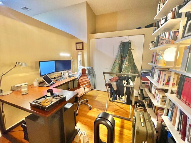 Building Photo - Beautiful 2BD/2BTH CONDO IN THE LOOP!