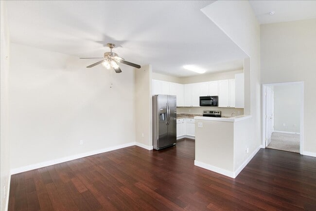 Building Photo - July 1st Move in! Top Floor 2 Bed / 2 Bath...