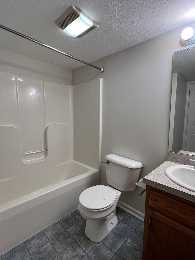 Building Photo - Downtown 2-Bdr 2-Bth Condo - First Floor -...