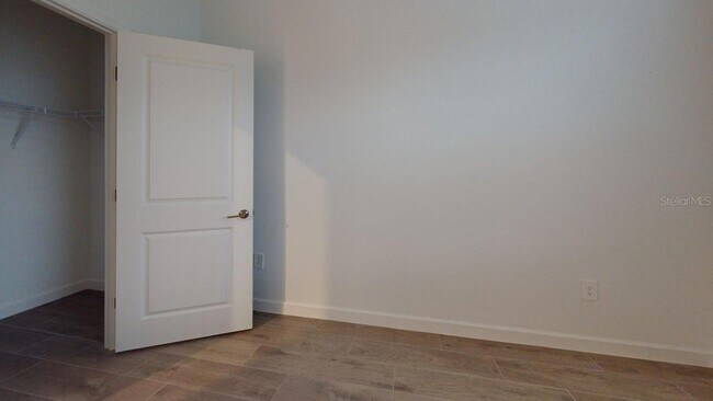 Building Photo - 7949 Lakes Edge Ln