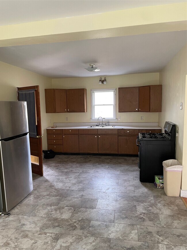 Building Photo - 167 Oak St