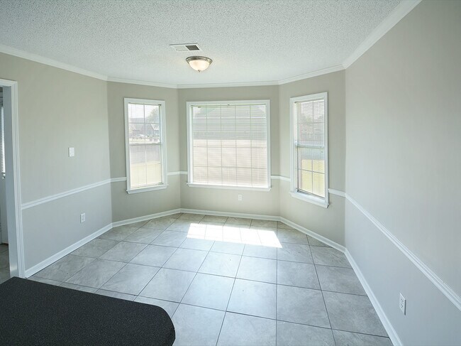 Building Photo - 5 Bed, 3.5 bath over 3300 square feet with 2 master suites near Hacks Cross and 385