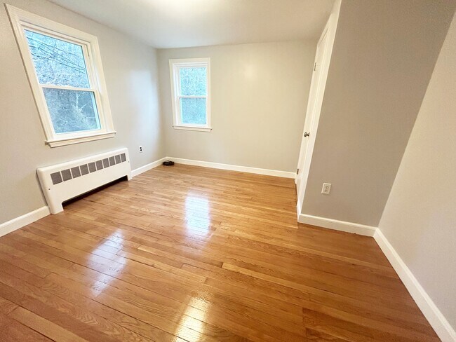 Building Photo - 16 Elm St