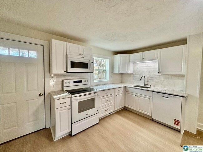 Building Photo - 6024 Front St