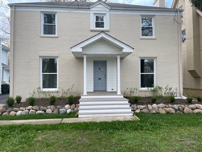Building Photo - 1443 Scott Ave