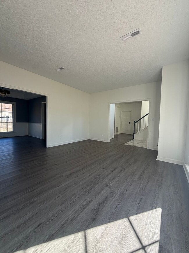 Building Photo - 4 bed | 2.5 bath | 2,630 sq ft