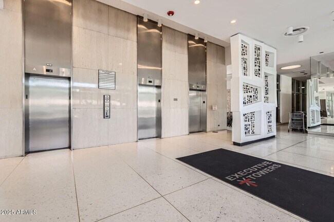 Building Photo - 207 W Clarendon Ave