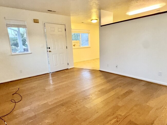 Building Photo - 966 Glendale St W