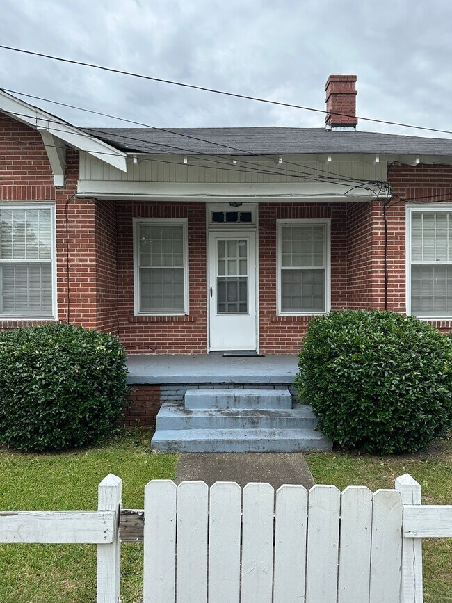Building Photo - 2339 Schaul St