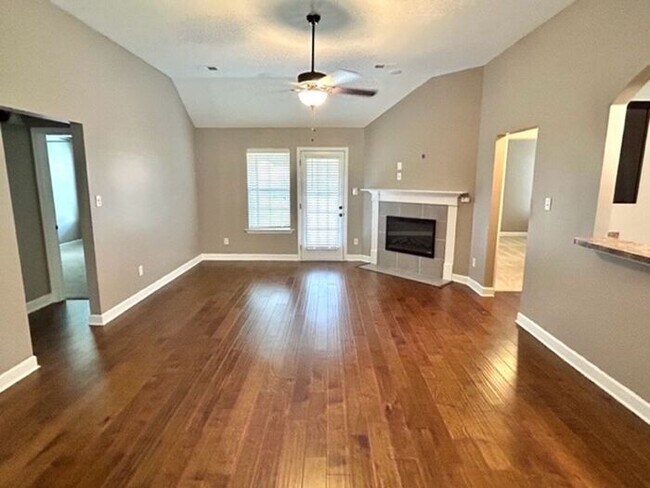 Building Photo - Now Leasing a 4 bedroom 2 bath home in Maywood