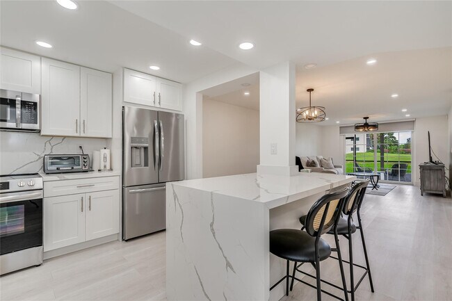 Building Photo - 411 S Hollybrook Dr