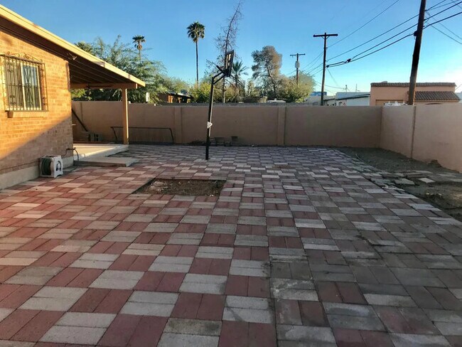 Building Photo - HOUSE FOR RENT