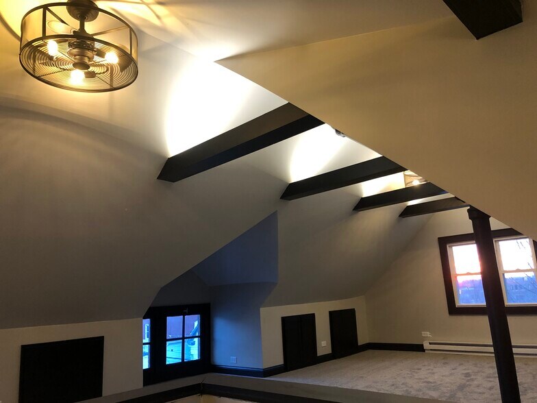 Building Photo - 318 E Deer Pl
