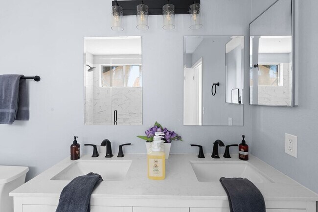 Building Photo - 3437 E Tonto Ln