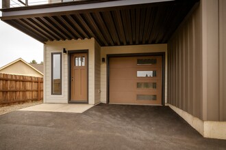 Building Photo - Your Bend Retreat: Spacious End Unit Townh...
