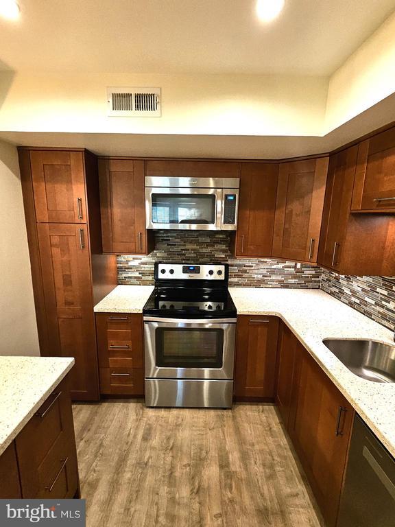 Building Photo - 904 Martell Ct
