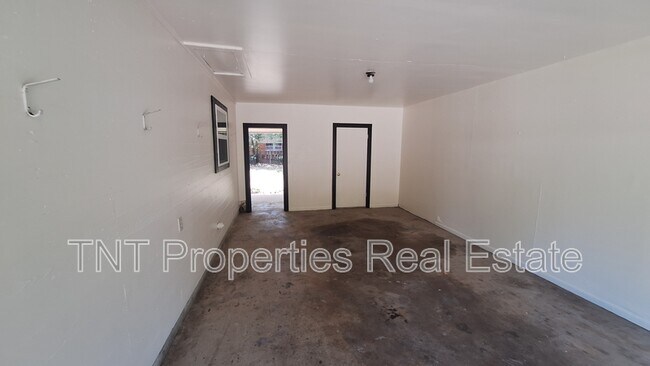 Building Photo - 1618 Willow Dr