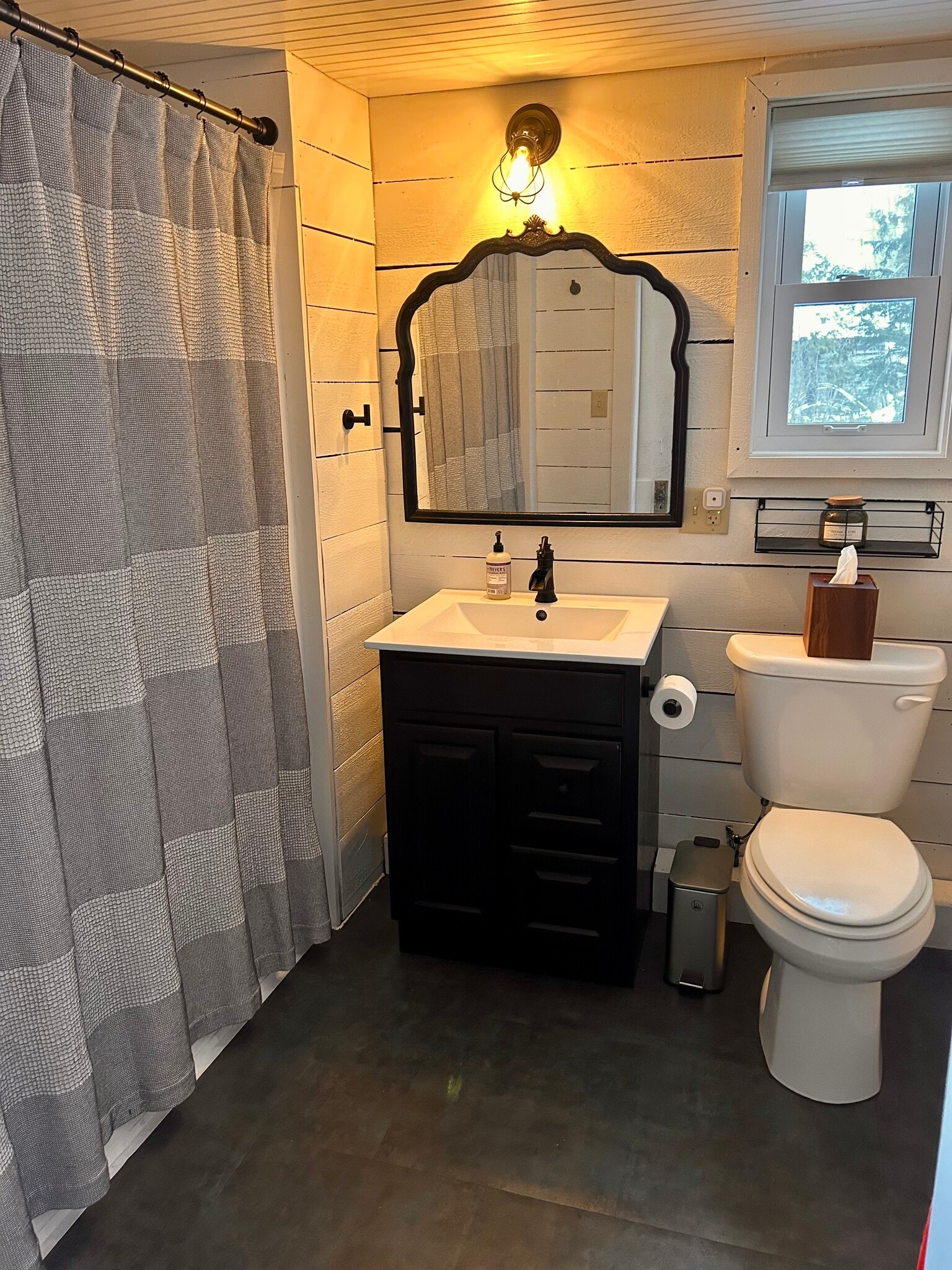 Building Photo - 288 River Rd